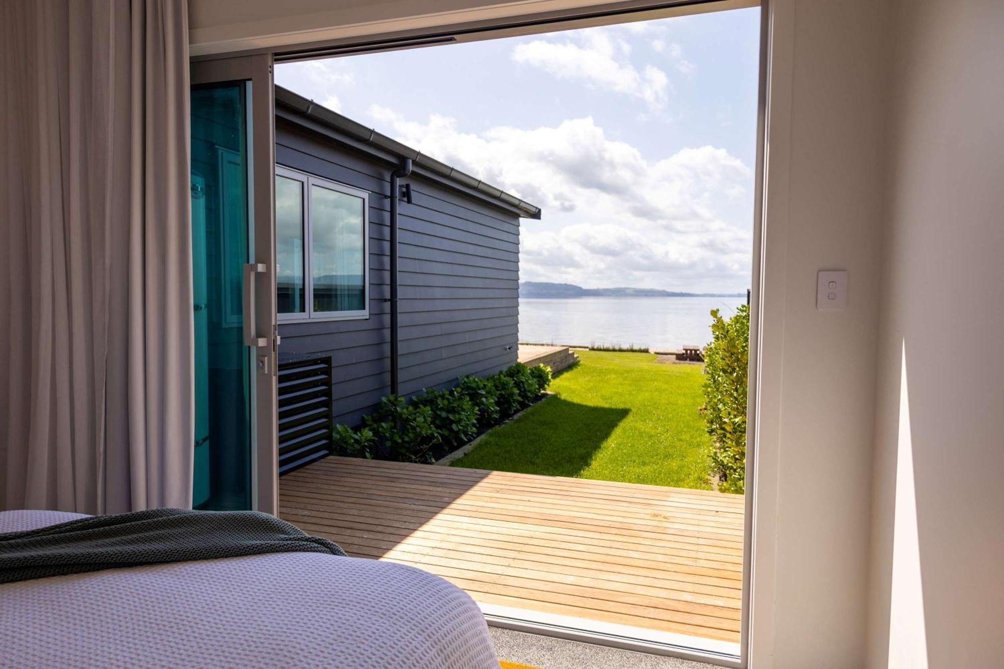 Jandals & Joy Lakefront Retreat Rotorua Exterior photo